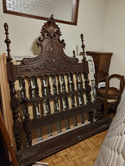 Estrado de cama de casal em madeira maciça
