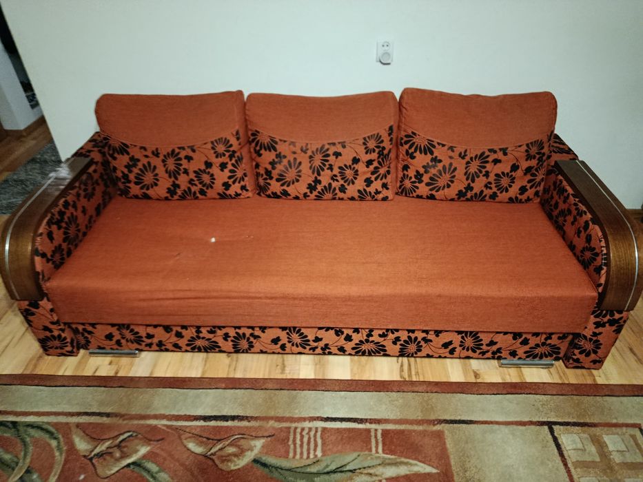 Sofa rozkładana z poduszkami