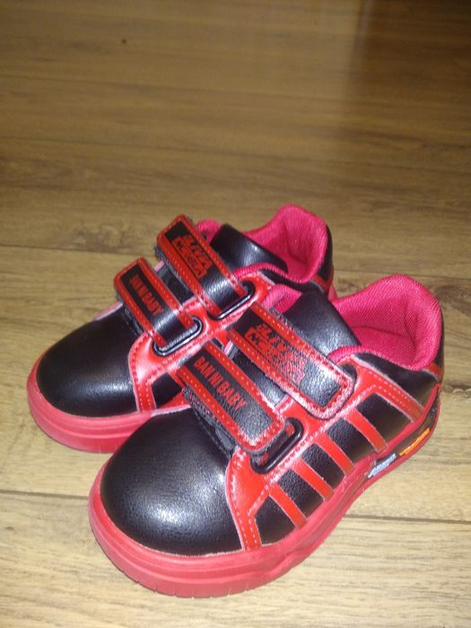 Кросівки дитячі .