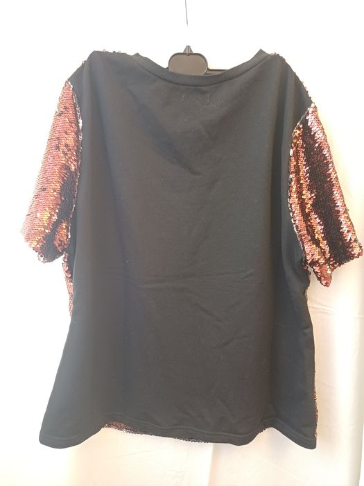 Стильна футболка в паєтки