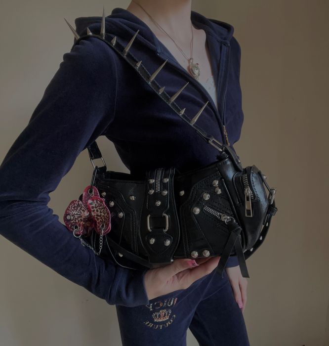 Кастомна сумка з шипами та орхідейкою у стилі opium customized bag vintage balenciaga rick owens urban outfitters street style stockholm y2k
