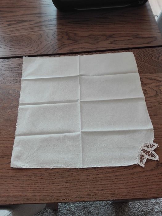 Naperons em linho bordados á mão