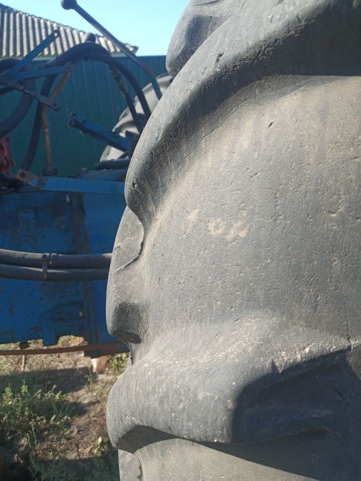 Продам  шини 15.5 R 38. Ціна за  2шт
Є пошкодженя на фото видно
Залишо