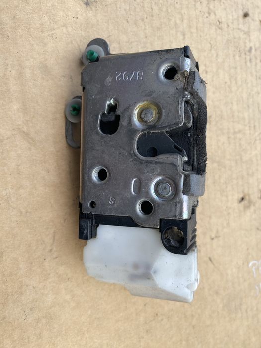 Alfa Romeo 147 zamek lewy przod 6pinow