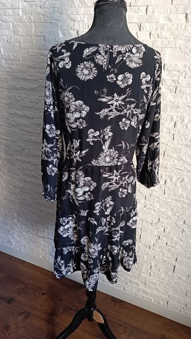 Medicine zwiewna czarna sukienka w kwiaty