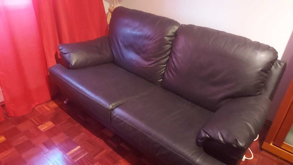 Sofá preto em pele sintética – 2 lugares