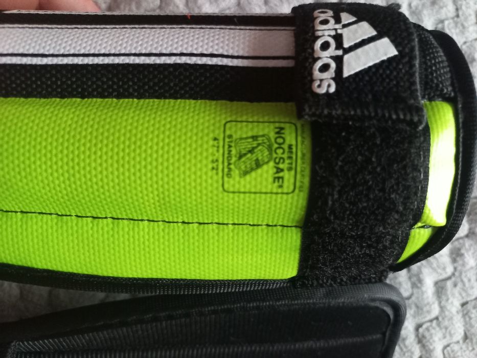 Ochraniacze na piszczele adidas pilka nożna