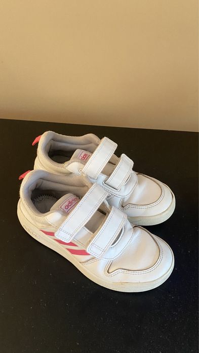 Продаються дитячі кросівки