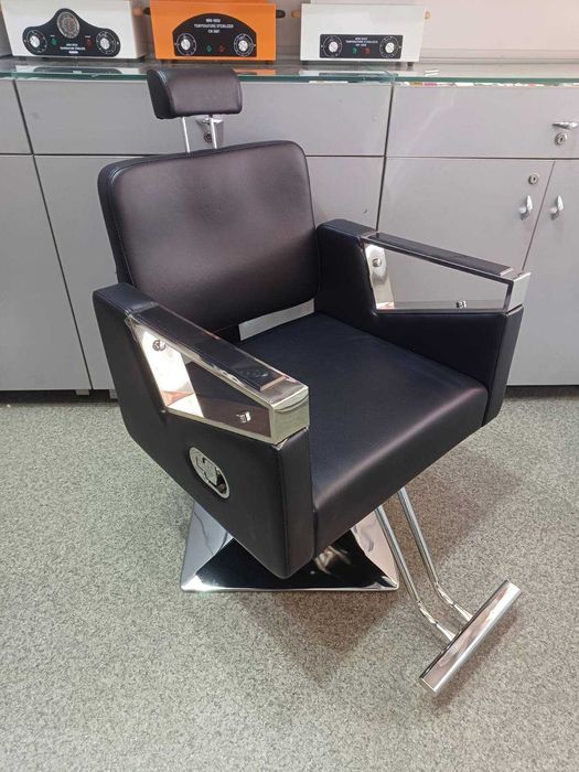 Кресло парикмахерское черное (кожзам) на гидравликеHB-A050