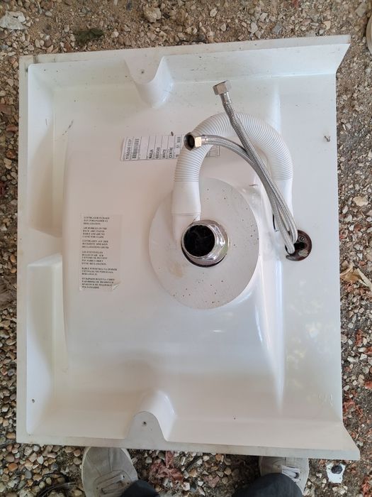 Lavatorio com tornneira WC