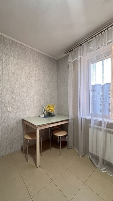 Продаж 3к  мікрорайон озерна