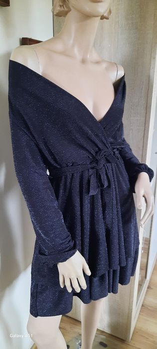 Koktajlowa sukienka z kopertowym dekoltem mini z falbankami