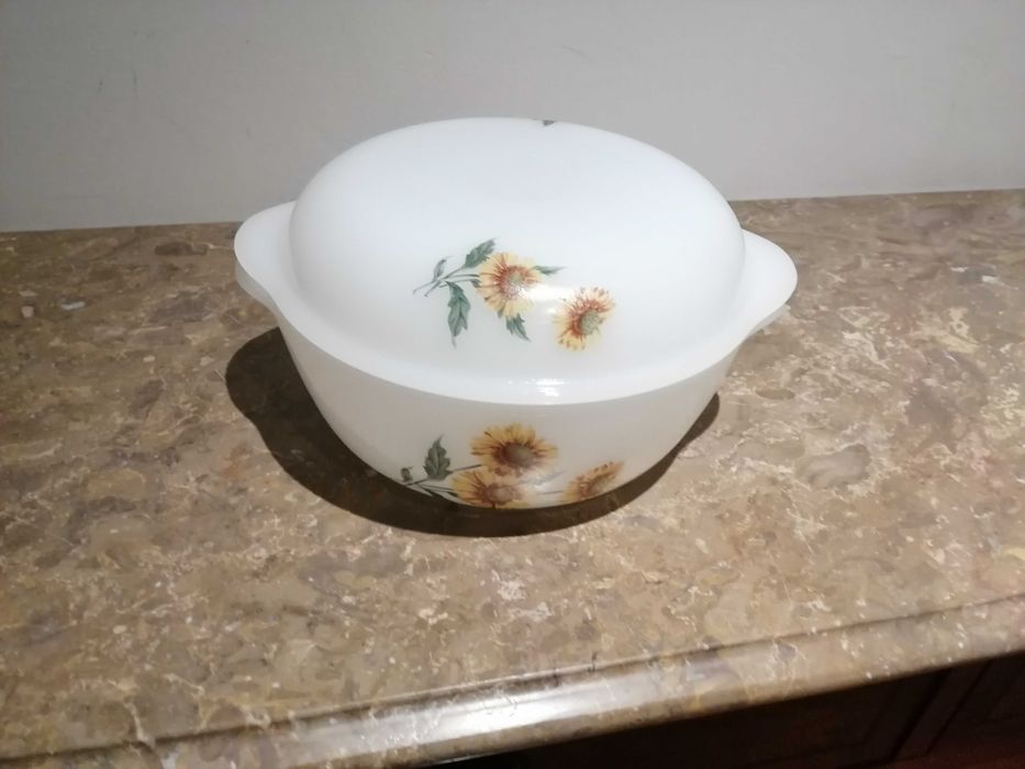 Pirex branco redondo com tampa