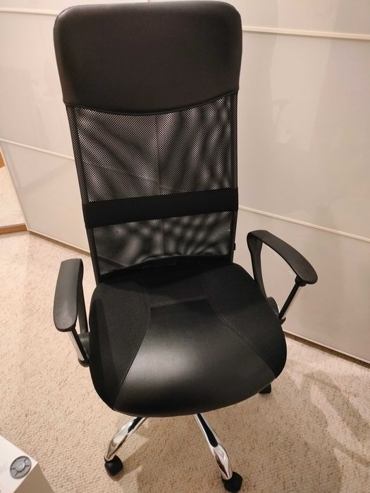 Fotel biurowy czarny,bardzo wygodny.