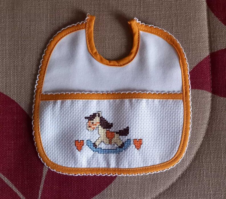 Babetes personalizadas em ponto cruz