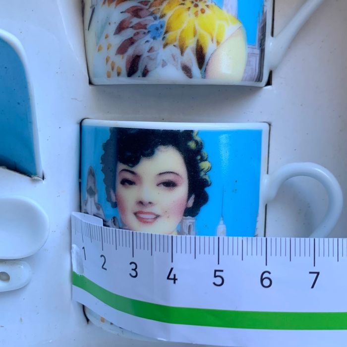 Caixa com chávenas de café, pratos e colheres423543137895731203
