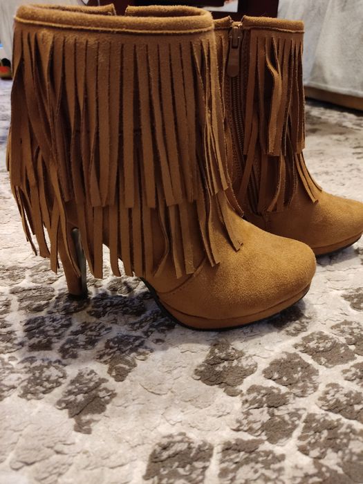 Botki z frędzlami rozmiar 37