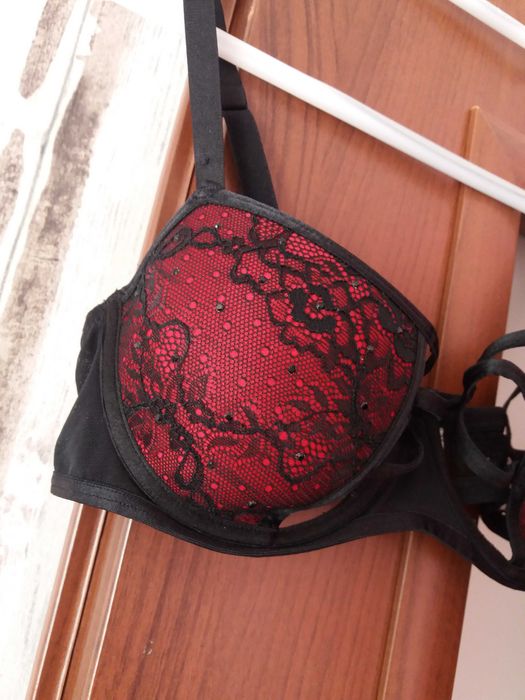 Koronkowy biustonosz.