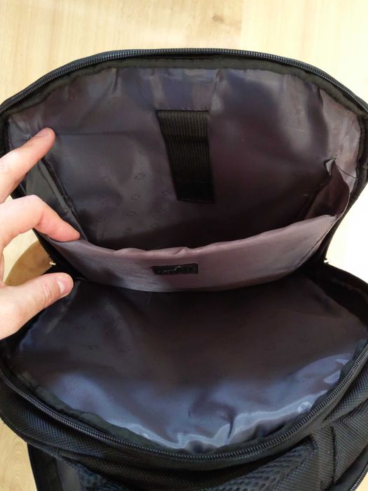 Mochila em bom estado, simples e prática.