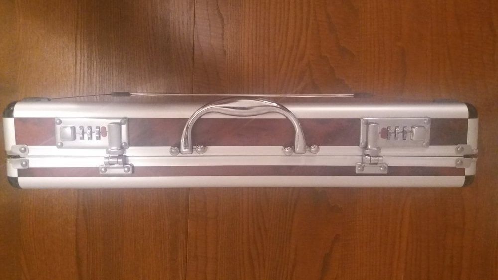 Sztućce w walizce firmy Kochtopfhaus schafer.