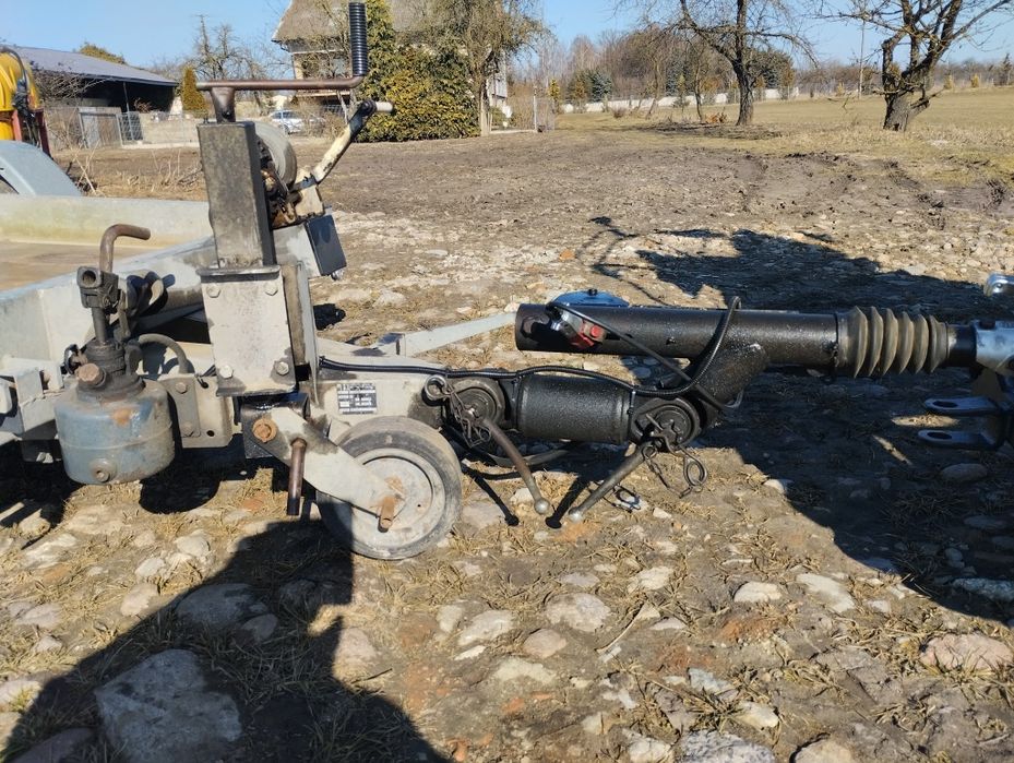 Laweta uchylna z hamulcem najazdowym