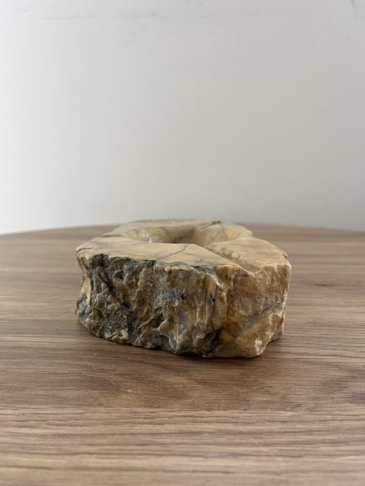 Ręcznie rzeźbiona popielniczka z alabastru