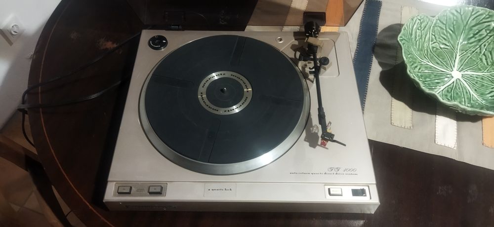Giradiscos Marantz
Marantz TT4000 2-Speed Direct-Drive Semi-Automatic Turntable Manual