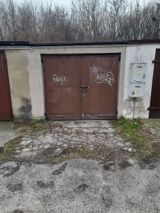 Sprzedam garaż murowany 18m,Piotrków Tryb.ul.Czarna.