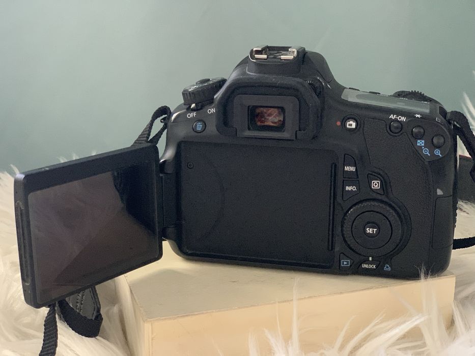 Câmera Canon EOS 60D + Lente Canon 10-18mm + Acessórios