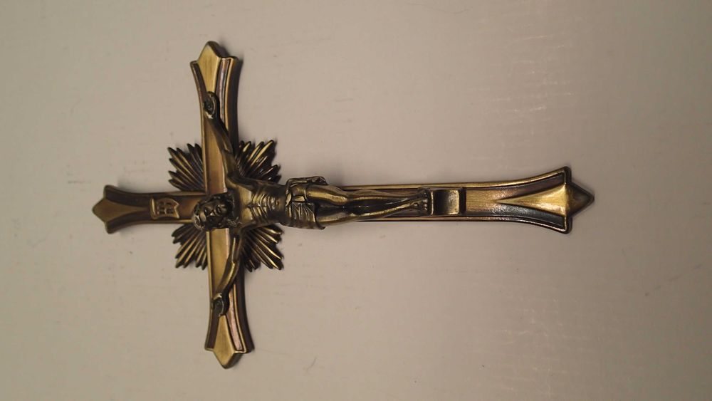 Crucifixos antigos em metal