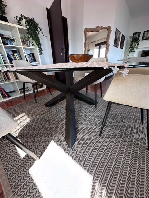 Mesa de jantar mais cadeiras