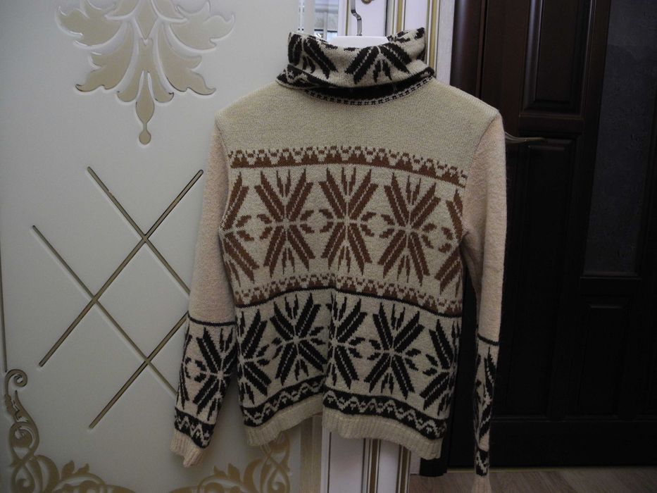 Свитер женский бежевый