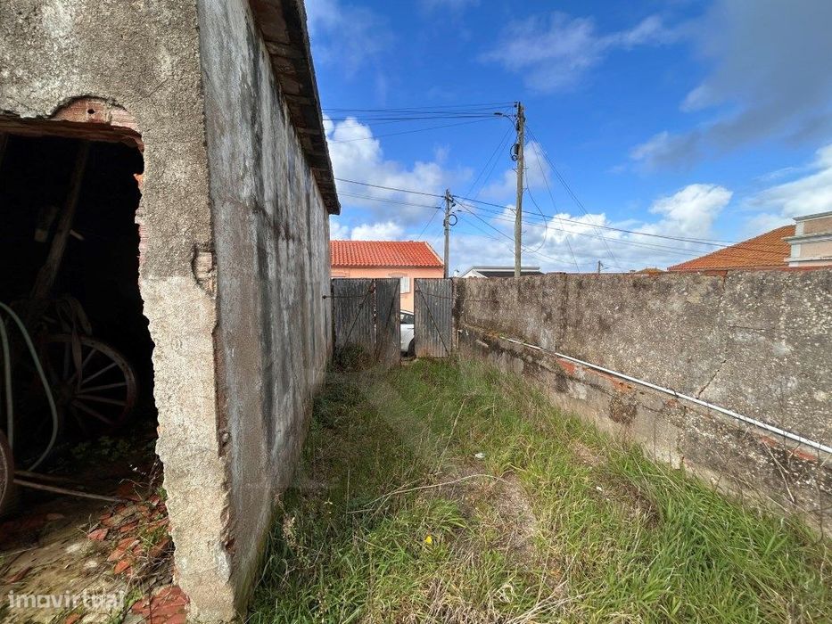 Moradia T3 com projeto aprovado e vista mar na Areia Branca