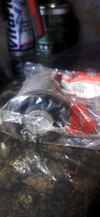 Сайлентблоки новыe Киа Церато 2 переднего рычага