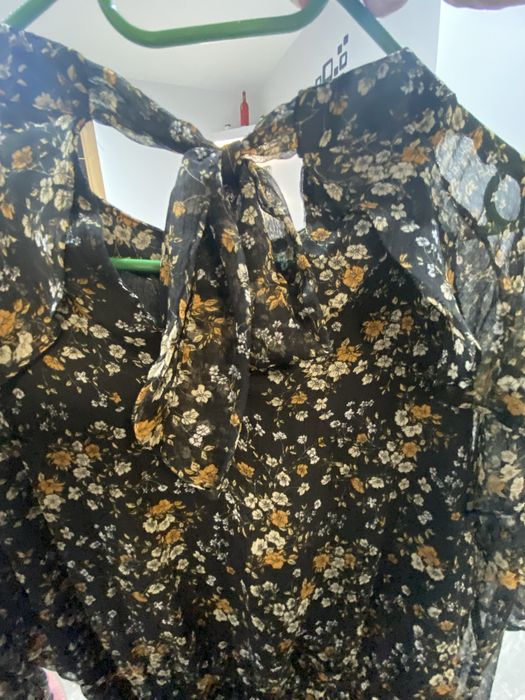 Czarna sukienka ze wzorem