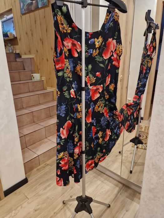 Letnia sukienka czarna w kwiaty bez rękawów