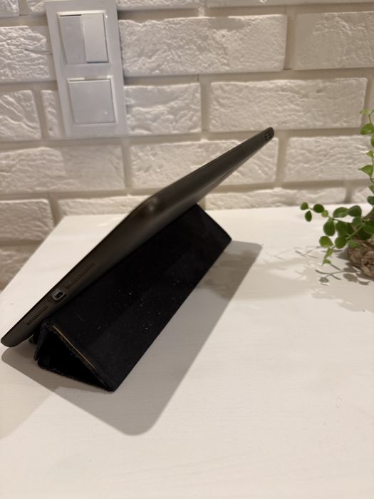 iPad 8 generacji z etui, pudełkiem i ładowarką