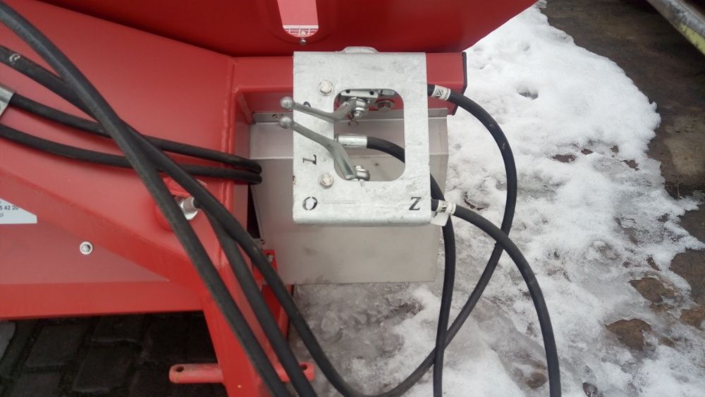 Розкидач мінеральних добрив 1000 кг Woprol (Польща)