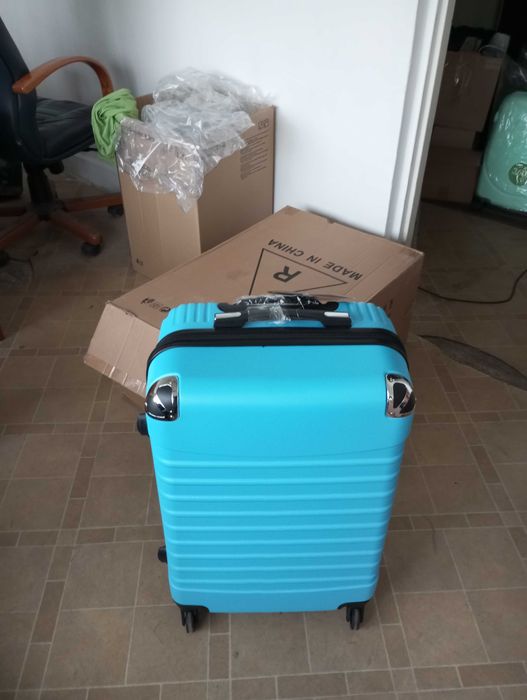 Walizka średnia xl z abs na 4 kołach podróżna