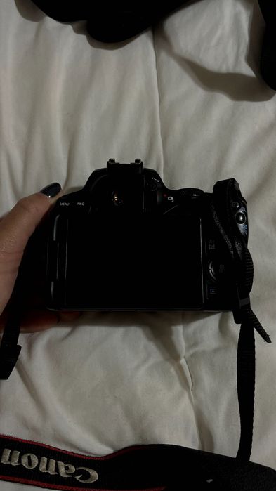 Canon EOS 250D com bolsa e acessórios. Muito bom estado.