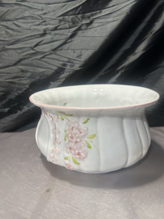 Ceramiczny kwietnik nocnik – dekoracja kwiatowa – styl klasyczny