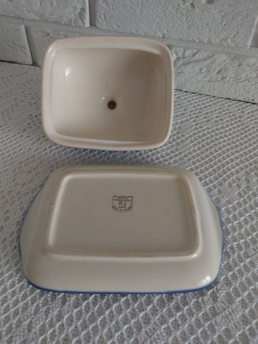 Ceramiczna maselniczka.
