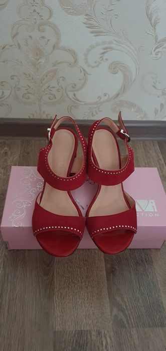 Босоніжки червоного кольору