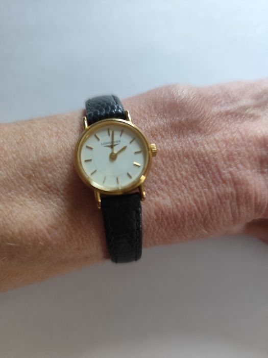 Дуже жіночни та витончені часи Longines