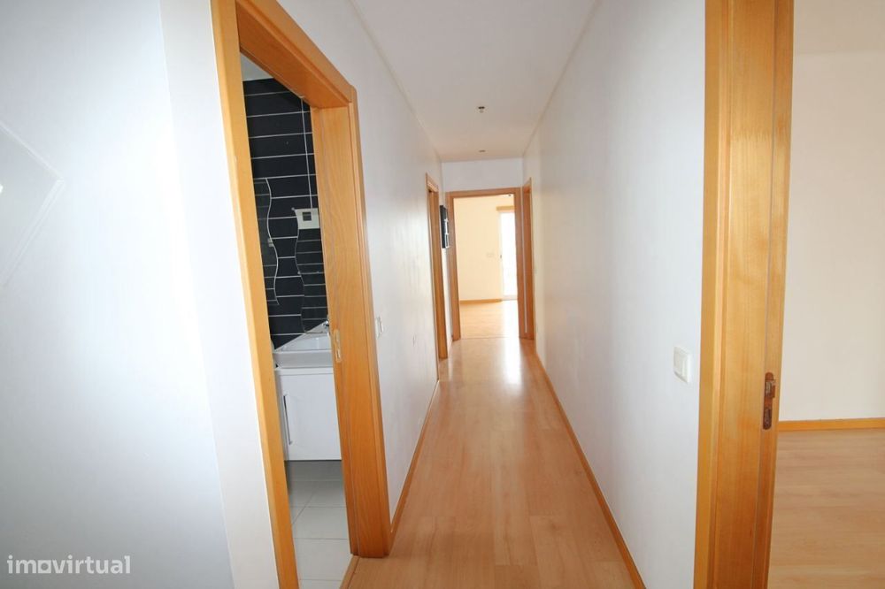 Apartamento T2 com parqueamento e vista de mar.  A 3 minutos da pra...