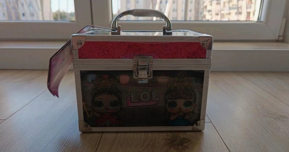 Kuferek z kosmetykami L.O.L