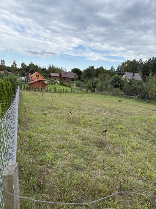 Działka nad jeziorem z linią brzegową