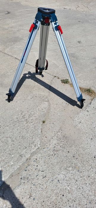 niwelator optyczny, laser krzyżowy, dalmierz, frezarka do betonu.