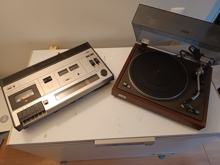 Sistema som vintage JVC rádio cassete e gira discos