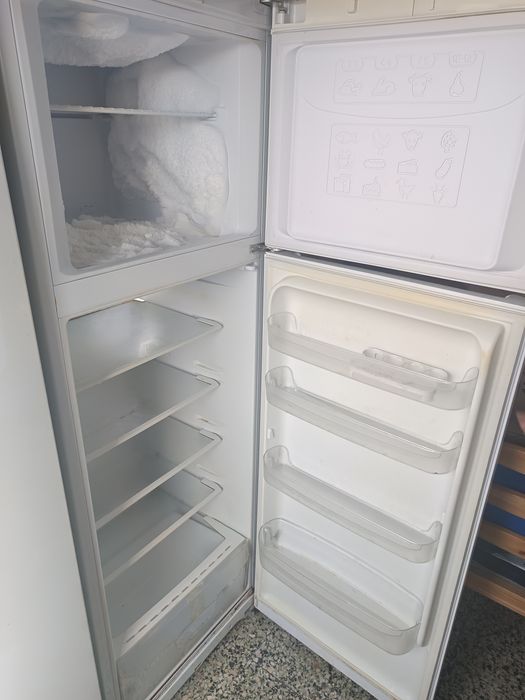 Frigorífico com congelador a funcionar bem, com gaveta de legumes partida Indesit